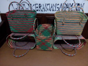 Macam-macam Warna Tas Anyaman Plastik Kotak Lurik