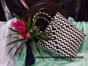 Tas Anyaman Plastik Doff Hitam Putih Zebra