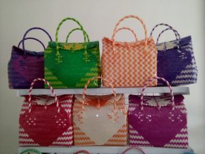 Warna Warni Tas Lipat Tutup Anyaman Plastik Bening Kaca