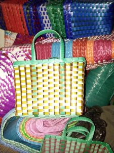 Tas Anyaman Plastik Kotak Kombinasi Bening Murah Namun Tetap Kuat