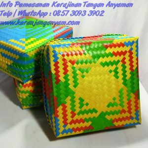 Menyediakan Besek Anyaman Pelangi Warna Warni